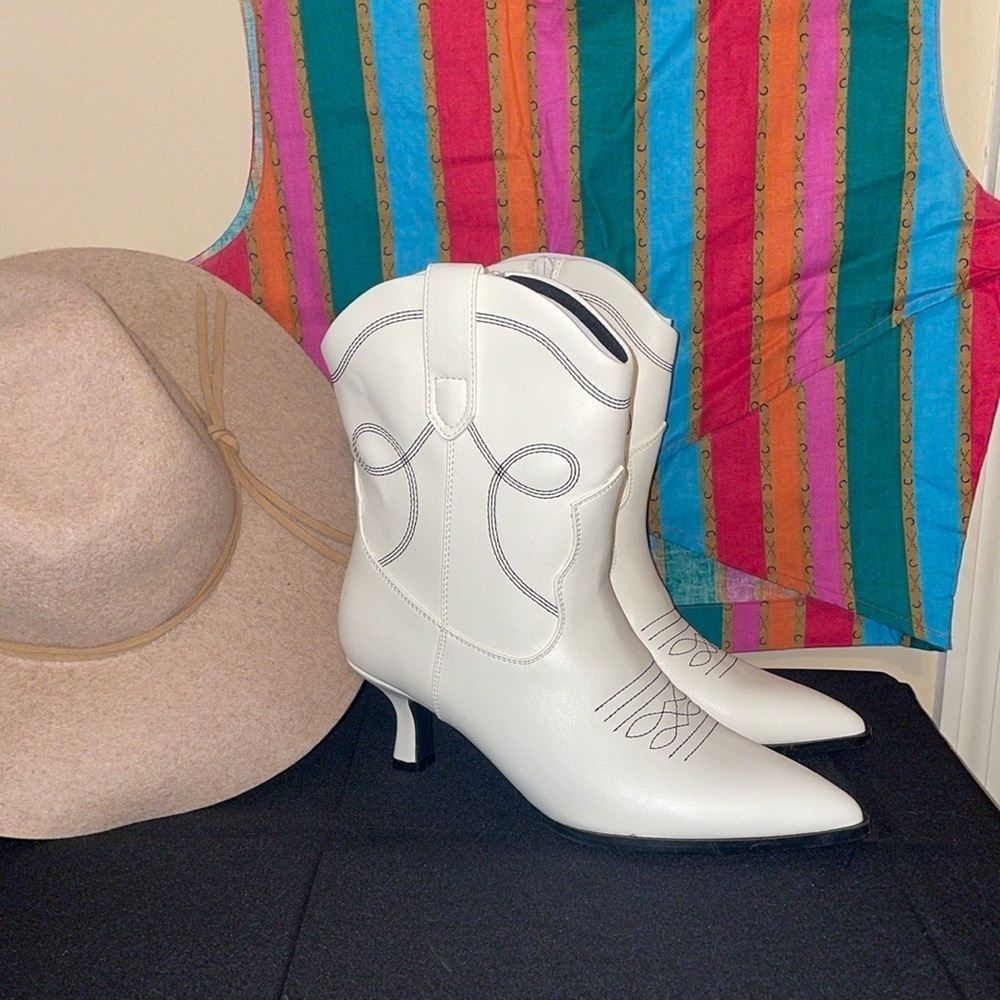 Universal Thread women’s boots 7 Jenson off White ankle Western 2” heel NWT